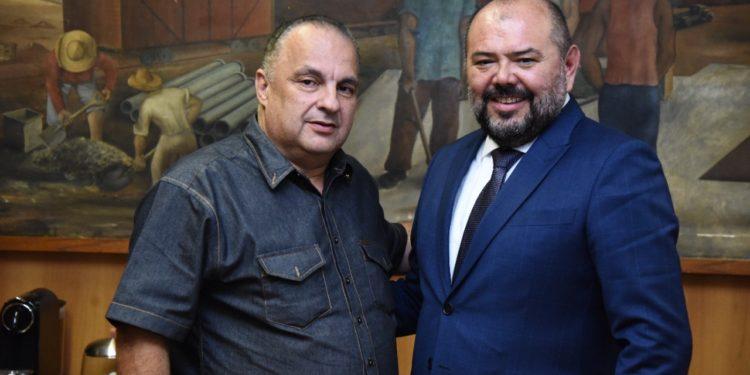 Presidente do FOTRAB- Fórum dos Trabalhadores do Brasil, Sebastião Téo ( à esq.) e o Ministro do Trabalho e Previdência, José Carlos Oliveira.