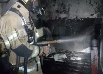 Corpo de Bombeiro combate incêndio em residência em Vicente Pires, DF