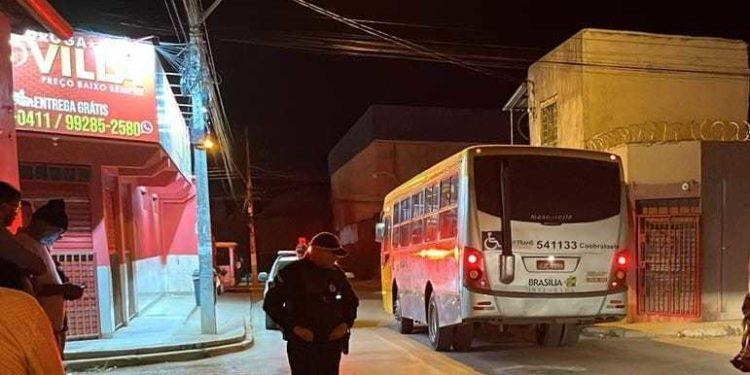 Pedestre morre após ser atropelado por micro-ônibus no DF