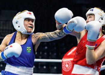 Atual campeã, Bia Ferreira estreia com nocaute no Mundial de Boxe