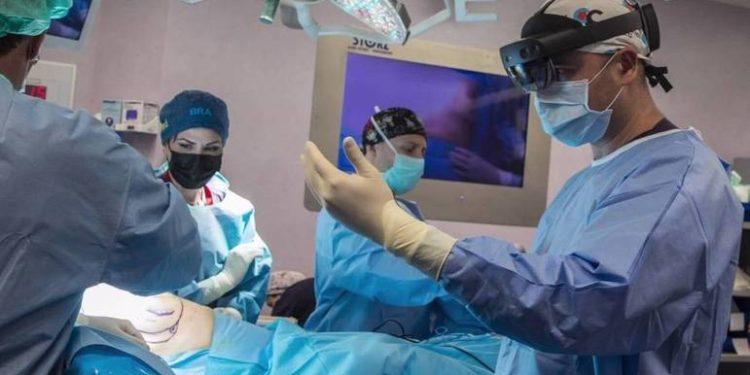 Com realidade aumentada, médicos em países diferentes fazem operação juntos