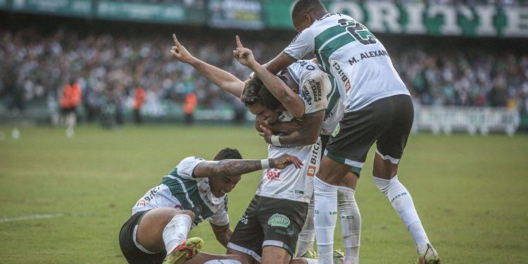 Flu sai na frente, mas Coritiba vira no Couto Pereira e crava 3 a 2