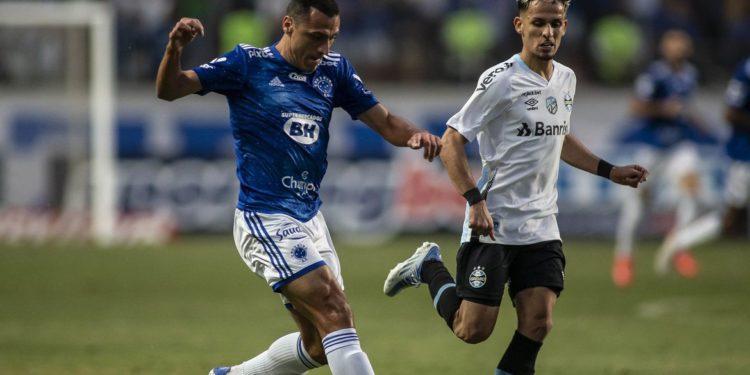Procuradoria do STJD denuncia Cruzeiro e Grêmio por cantos homofóbicos