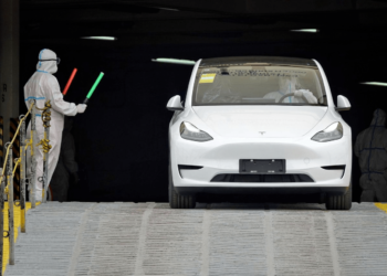 Tesla entre os maiores perdedores à medida que as vendas de carros da China caem com os bloqueios do Covid