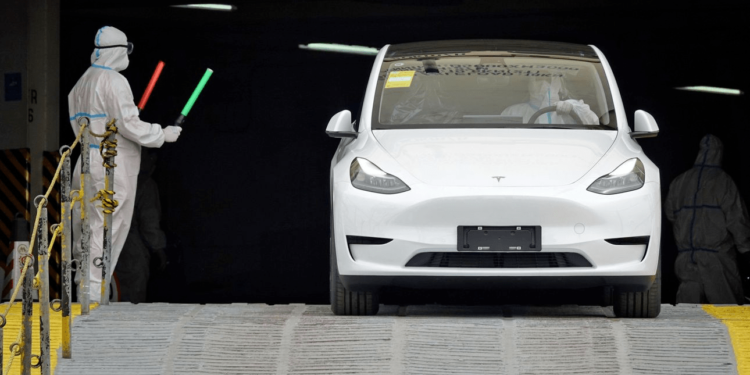 Tesla entre os maiores perdedores à medida que as vendas de carros da China caem com os bloqueios do Covid