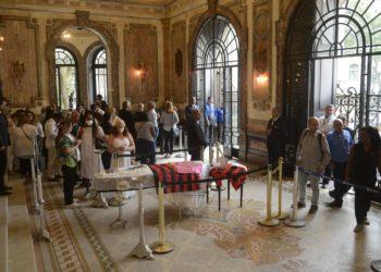 Fãs, parentes e amigos despedem-se de Milton Gonçalves no Municipal