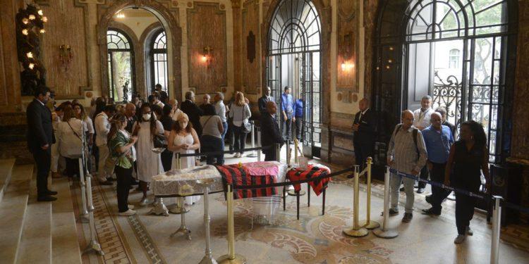 Fãs, parentes e amigos despedem-se de Milton Gonçalves no Municipal