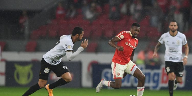 Edenilson acusa Rafael Ramos de injúria racial em jogo do Brasileiro