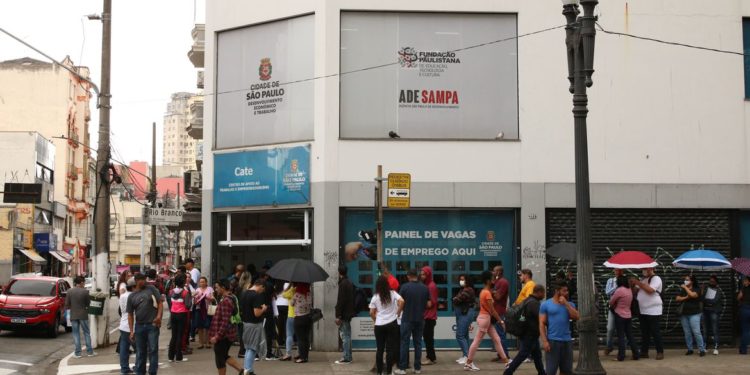 O desafio de conciliar geração de empregos com redução de custos