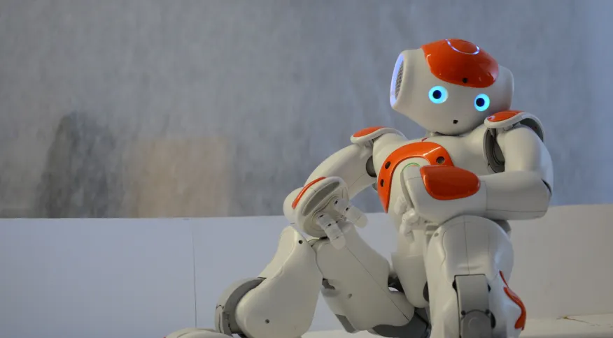 De baristas a bibliotecários, robôs substituem trabalhadores em Singapura