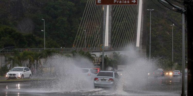 Chuvas castigam cidades da costa verde do Rio