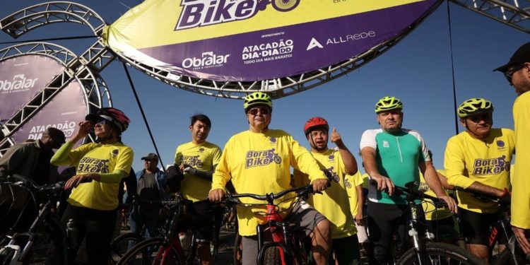 ‘Bora de Bike’ reúne 15 mil ciclistas no Eixo Monumental