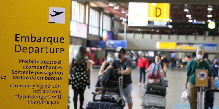 Serviço de bordo em voos nacionais começa a ser retomado neste domingo