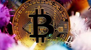 Bitcoin cai 45% no ano e chega a recuar para casa dos US$ 25 mil