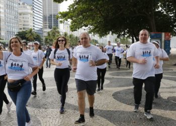 No Rio, caminhada no Leme dá largada a projeto de incentivo à saúde