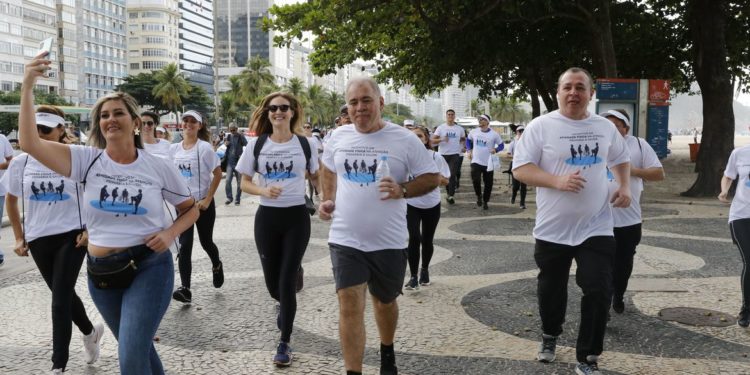 No Rio, caminhada no Leme dá largada a projeto de incentivo à saúde