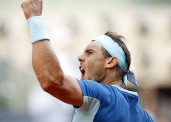 Nadal evita derrota quase certa e avança às quartas do Aberto de Madri