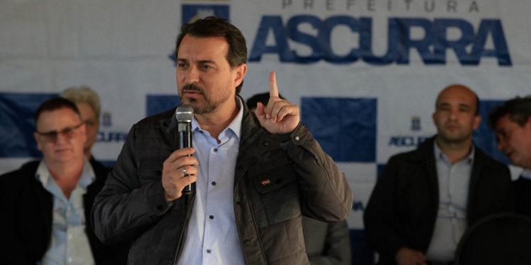 Disputa para o governo de SC tem empate técnico entre três candidatos