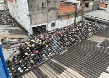 Polícia encontra ‘cemitério de capacetes’ em telhado de loja