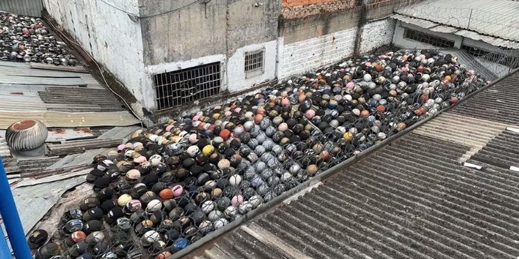 Polícia encontra ‘cemitério de capacetes’ em telhado de loja