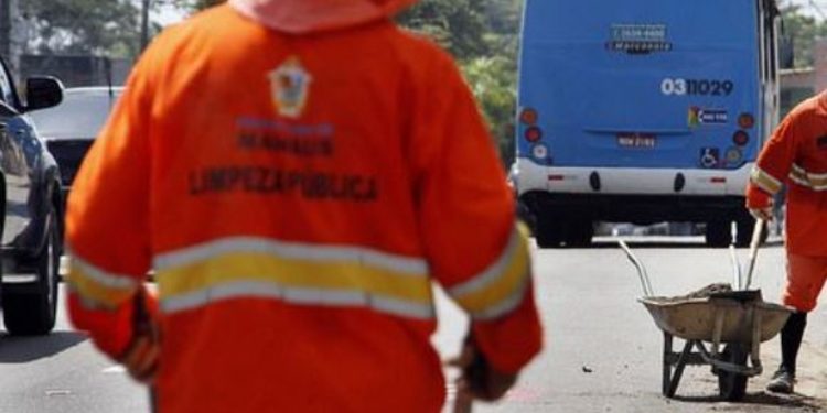 Trio que se disfarçava de gari para extorquir moradores é preso em Manaus