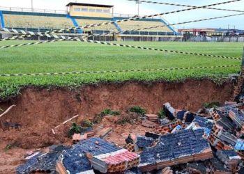 Muro de estádio desaba durante temporal no Amazonas