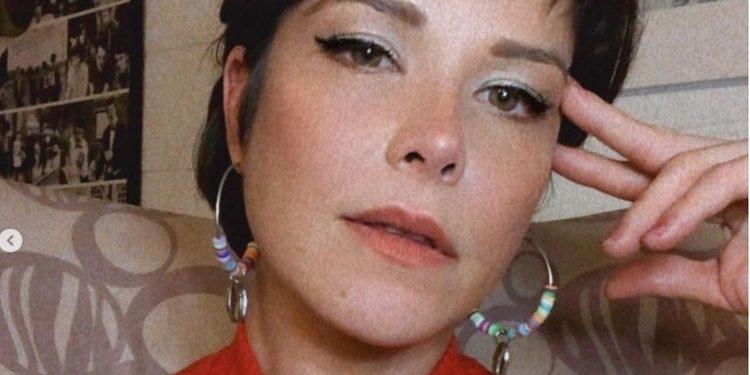 Samara Felippo é vítima de golpe e recebe água e isopor no lugar das compras