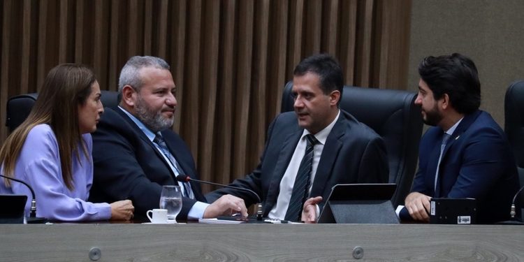 Reajuste salarial de servidores da prefeitura é aprovado na Câmara de Manaus