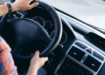 Motorista de app tem carro roubado ao desembarcar passageiros em Manaus