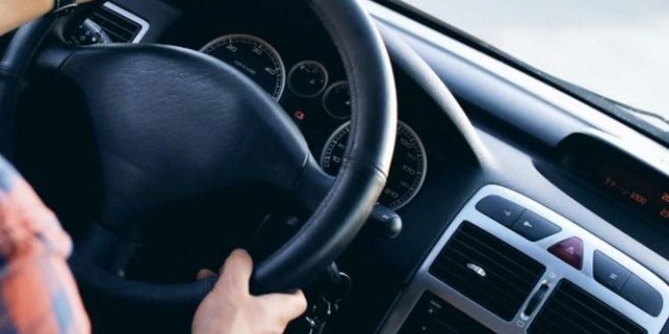 Motorista de app tem carro roubado ao desembarcar passageiros em Manaus