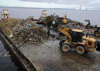Mais de 500 toneladas de lixo são retiradas de rio e igarapés em Manaus