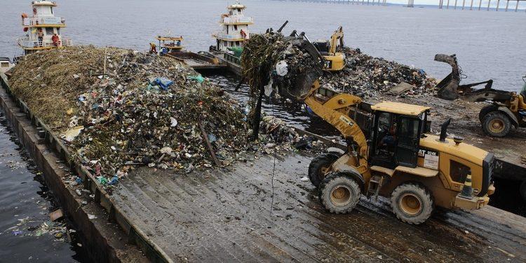Mais de 500 toneladas de lixo são retiradas de rio e igarapés em Manaus