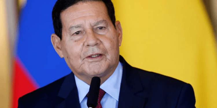 Mourão compara defesa do AI-5 a uso da foice e martelo
