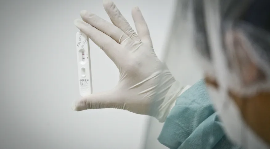 Positividade de testes de Covid-19 cresce 56% em uma semana, aponta Abrafarma