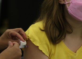 Rio inicia aplicação de dose de reforço em adolescentes na segunda