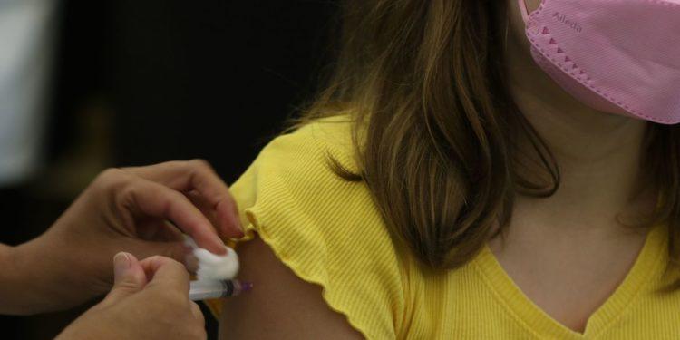 Rio inicia aplicação de dose de reforço em adolescentes na segunda