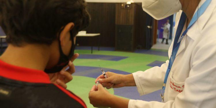 Covid-19: Rio começa a aplicar dose de reforço em adolescentes