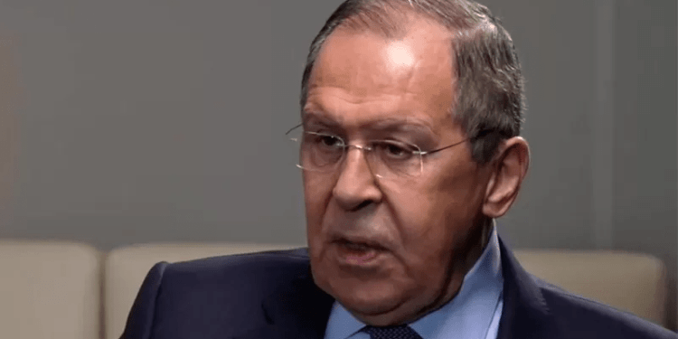 ‘Rússia não é totalmente limpa, mas não nos envergonhamos’: a desafiadora entrevista de chanceler russo à BBC