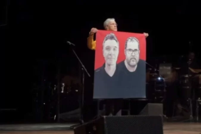 Caetano Veloso homenageia Dom e Bruno durante show em Brasília