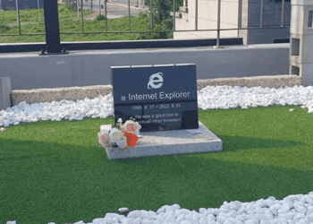 Morreu mesmo: lápide ‘celebra’ fim do Internet Explorer