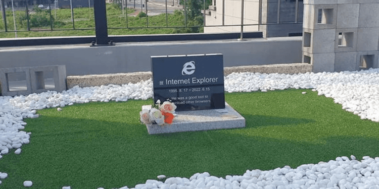 Morreu mesmo: lápide ‘celebra’ fim do Internet Explorer