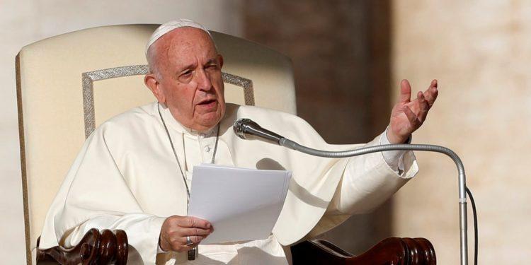 Papa pede desculpas por cancelar viagem à África