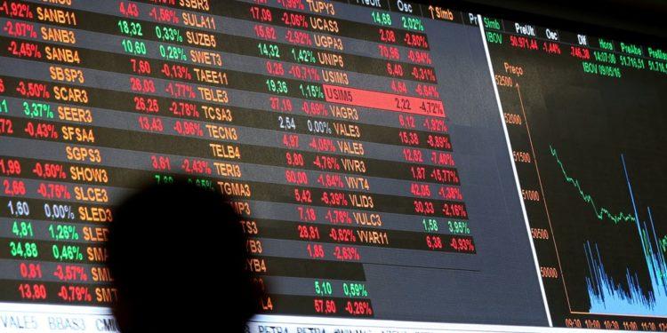 Ibovespa cai 2,83% puxada por forte queda da Petrobras