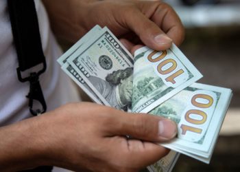 Dólar sobe 10,03% em junho e tem maior alta mensal desde março de 2020