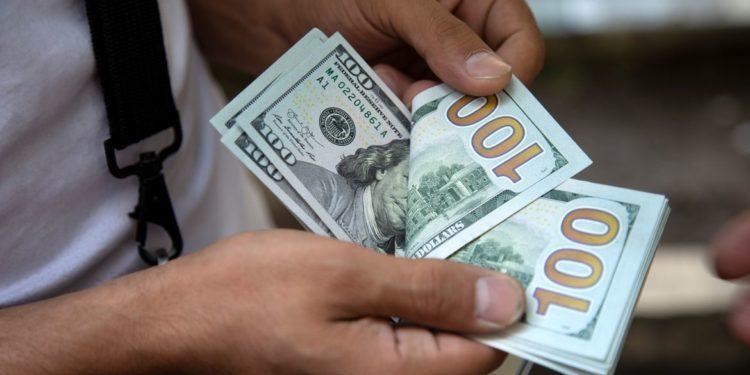 Dólar sobe 10,03% em junho e tem maior alta mensal desde março de 2020