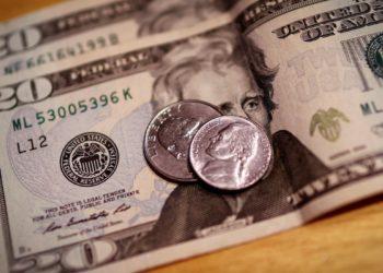 Dólar cai para R$ 5,02 após Fed aumentar juros nos Estados Unidos