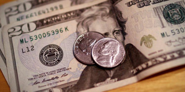 Dólar cai para R$ 5,02 após Fed aumentar juros nos Estados Unidos