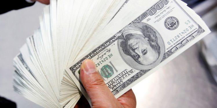 Dólar sobre para R$ 4,91 e atinge maior valor em três semanas