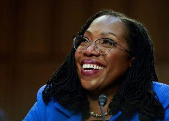 EUA: Ketanji Brown Jackson toma posse como 1ª negra na Suprema Corte