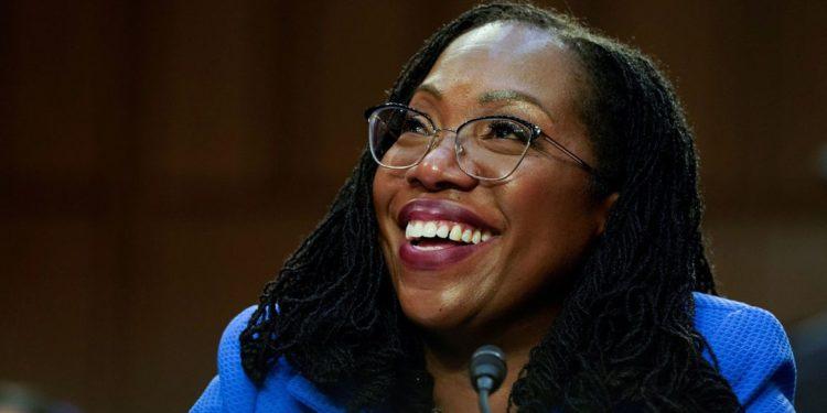 EUA: Ketanji Brown Jackson toma posse como 1ª negra na Suprema Corte